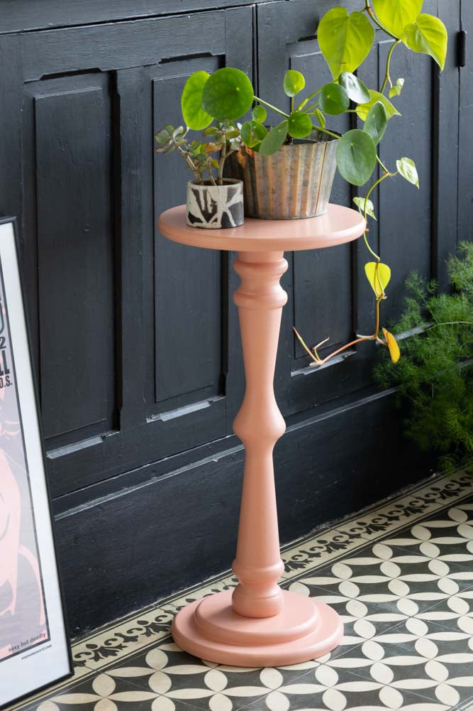 Table d'appoint en bois tourné rose