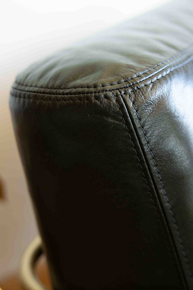 Fauteuil club en cuir vert foncé